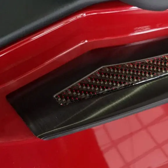 Nerezový kryt prahu zadních dveří Tesla Model S (od roku 2012>) - RED CARBON - Avisa Zlevněný