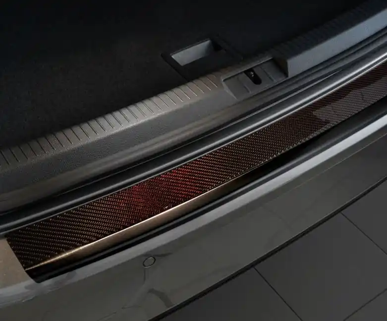 Nerezový kryt prahu zadních dveří Volkswagen Golf VII (2012 - 2019) - RED CARBON - Avisa Hit Sezóny