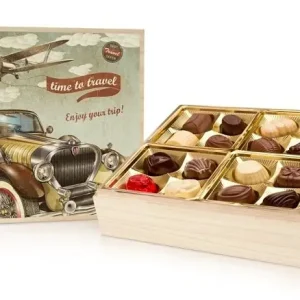Cenově Výhodný Belgické pralinky v dřevěné dóze z edice CARS - Time to Travel (400 g)