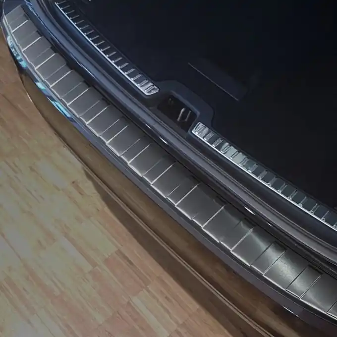 Nerezový kryt prahu zadních dveří Volvo V90 II (2016 - 2025) - Avisa 2/45069 Dokud Zásoby Vydrží