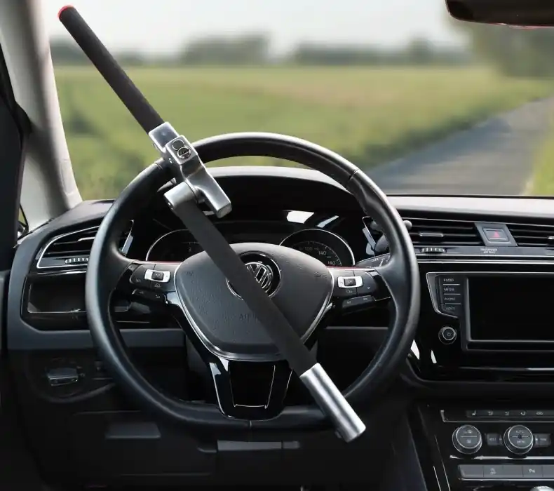 Nejprodávanější Zámek volantu COMPASS TITAN opatřený zamykáním Safety Plus Plus