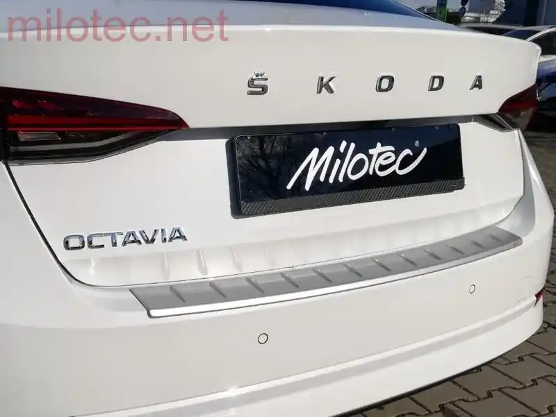 Škoda Octavia IV sedan i RS 19- – práh pátých dveří s výstupky, stříbrný matný Must-Have