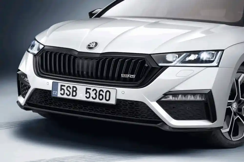 Škoda Octavia IV RS - Rámeček přední masky BASIC BLACK Značkový