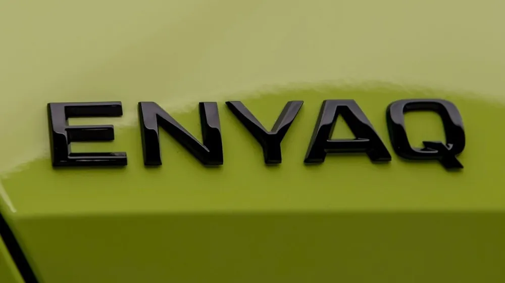 Nejprodávanější Škoda Karoq - zadní logo ŠKODA 2020 SportLine BLACK V2