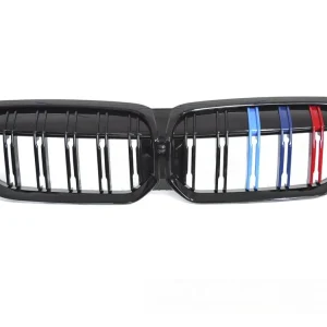Časově Omezené Přední maska, ledvinky BMW G20 / G21 LCI 2022- lesklá černá, dvojitá žebra s třemi barevnými pásky