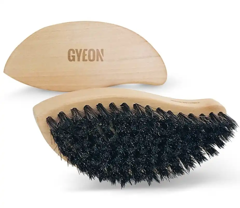 Kartáč na čištění kůže GYEON Q2M LeatherBrush, dřevěný Odeslání Ihned