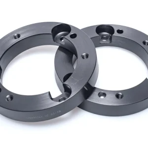 Originální ST Suspensions podložky pro zvýšení vozu pro BMW řada 1, E81, E87, RWD, zvýšení přední nápravy +20 mm