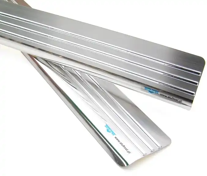 Nerezové prahové lišty Suzuki Swift III (2005 - 2010) 5 dveřový model - s 3D polepy - Alu Frost Přímo Od Výrobce